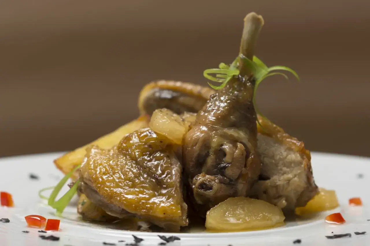 Délicieuse pintade au four, dorée et juteuse, accompagnée de pommes de terre rôties et d'une touche de persil frais. Un plat savoureux.