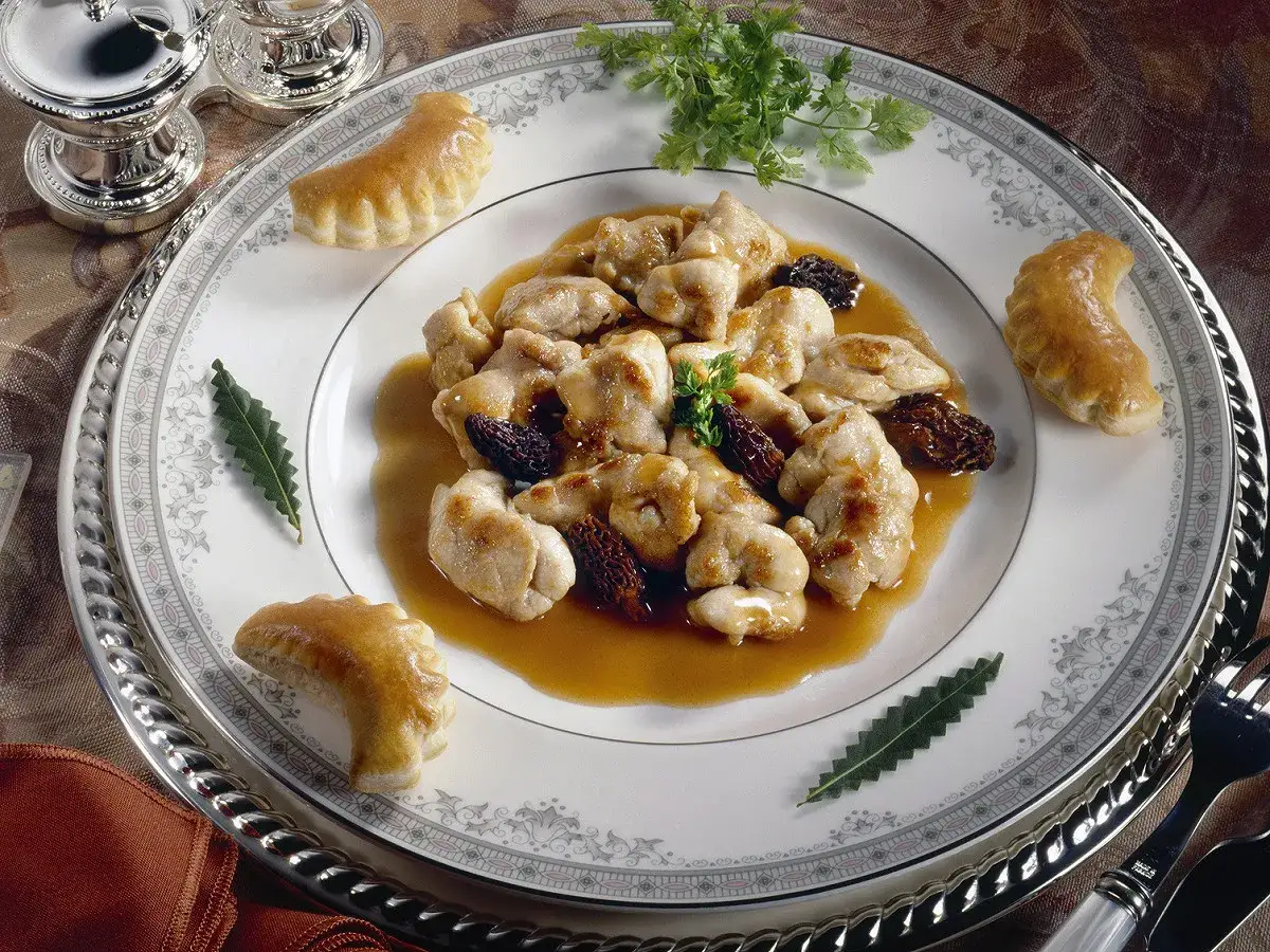 Sauté de veau aux champignons, morilles et feuilletés. Quel vin avec ce plat ? Un vin blanc sec et fruité, ou un rouge léger.