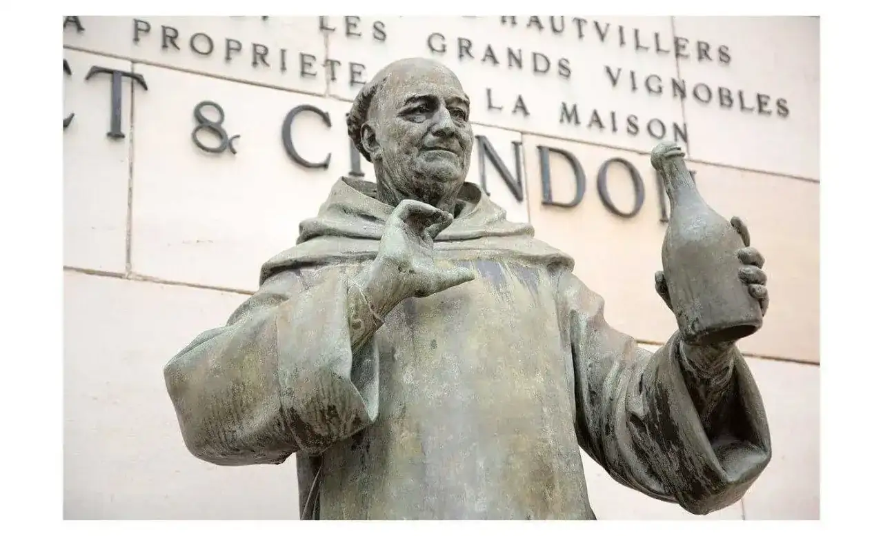 Statue d'un moine tenant une bouteille, rappelant Dom P&eacute;rignon, celui qui a cr&eacute;&eacute; le champagne.