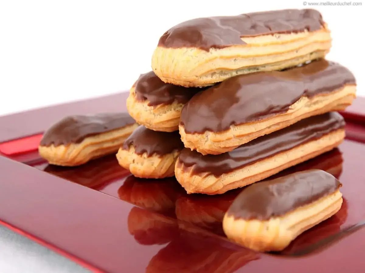 Pile d'éclairs au chocolat, une gourmandise parfaite pour une recette facile.