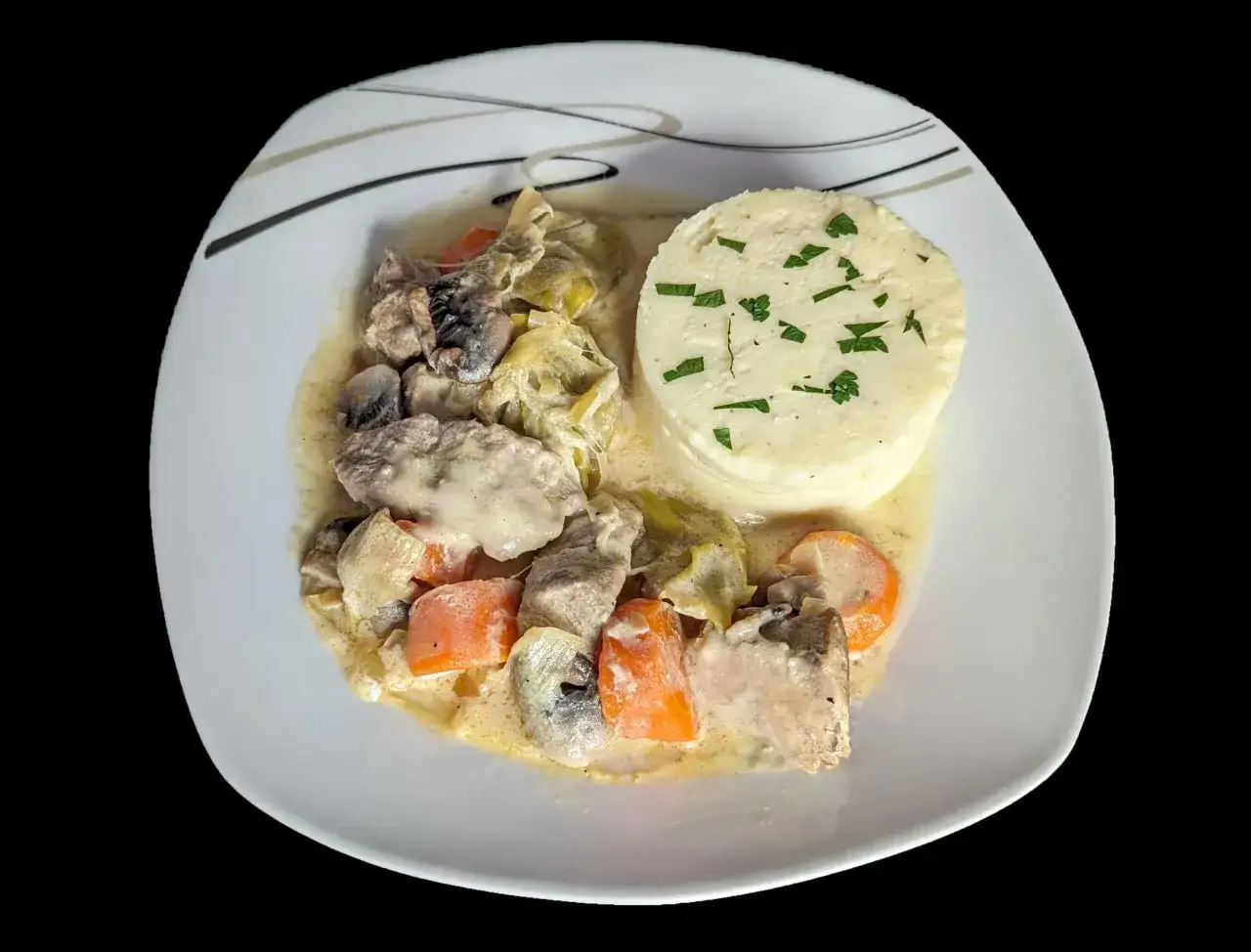 Blanquette de veau cocotte minute, tendre et savoureuse, servie avec une purée de pommes de terre parsemée de persil. Un plat réconfortant.