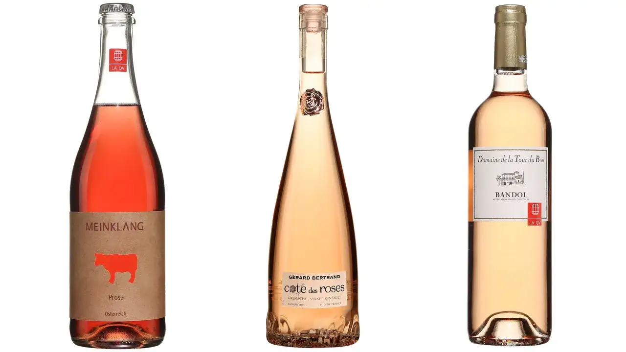 Trois bouteilles de vin rosé, dont un