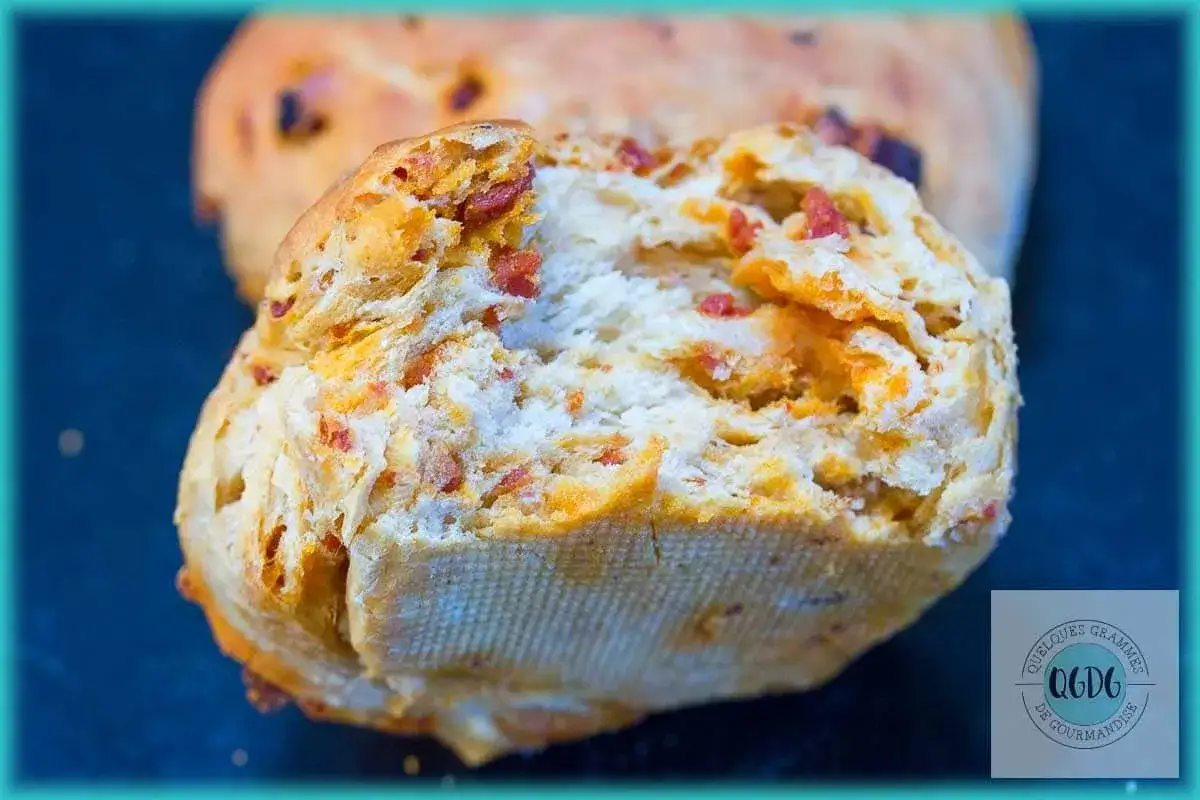 Gros plan sur un pain au chorizo, sa mie aérée parsemée de morceaux de chorizo et de fromage.