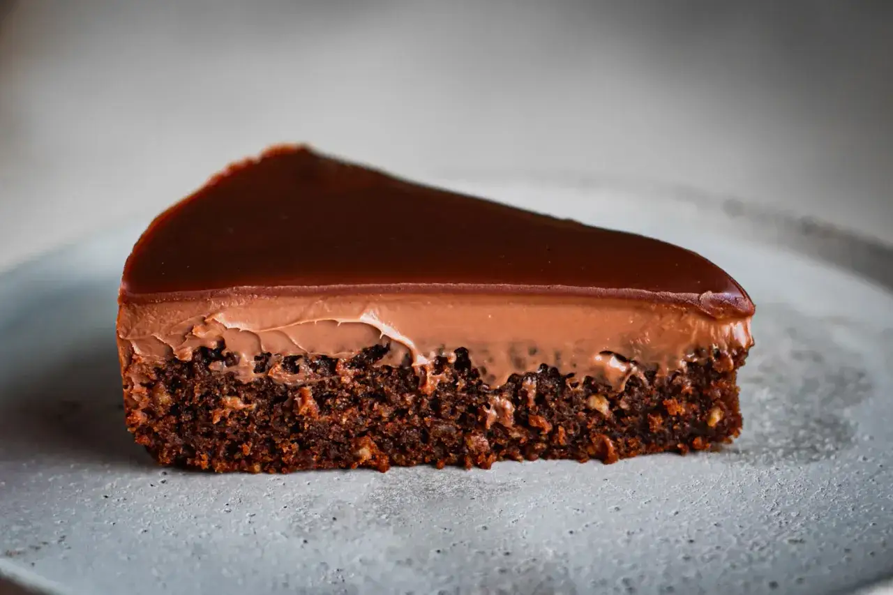 Une part de g&acirc;teau fourr&eacute; chocolat, avec une base dense, une mousse onctueuse et un gla&ccedil;age brillant. Un d&eacute;lice gourmand.