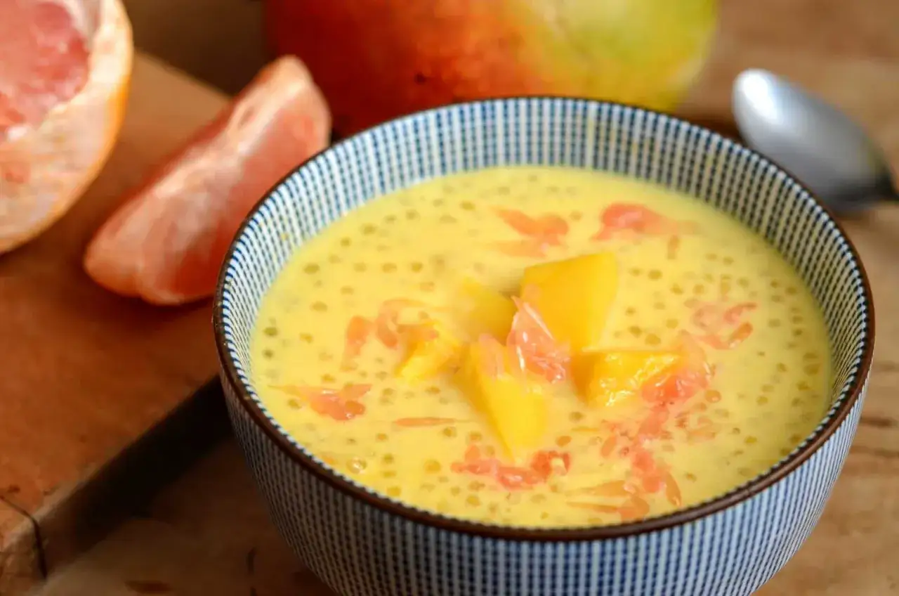Un bol de tapioca au lait de coco, garni de d&eacute;s de mangue et de pamplemousse rose. Un d&eacute;lice tropical.