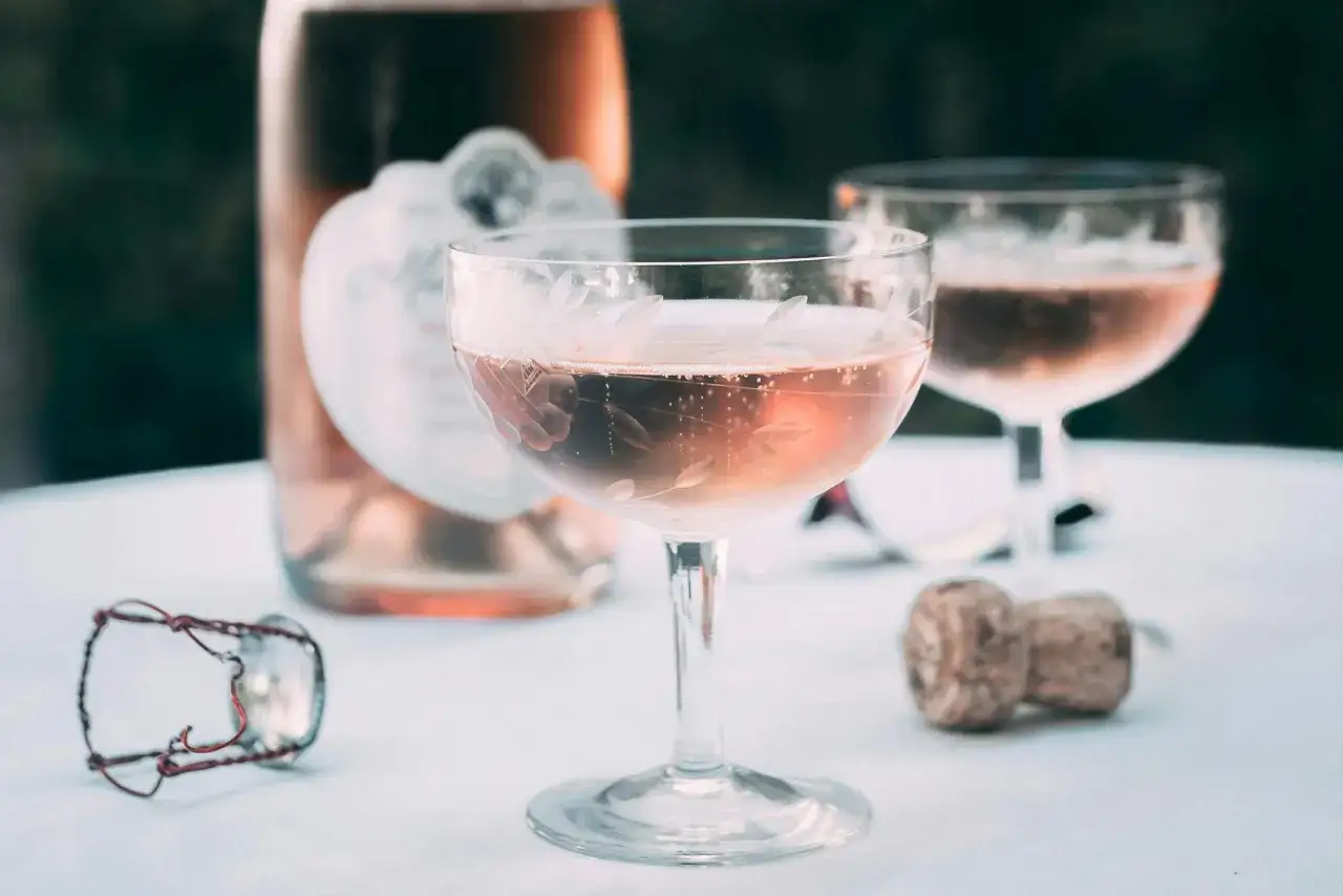 Verre de champagne rosé pétillant, prêt pour l'apéritif. Quel champagne choisir pour l'apéritif ? Ce rosé est une excellente option.