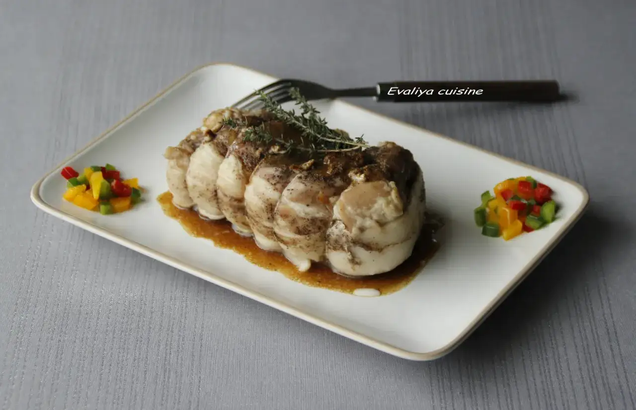 Un rôti de porc au vin blanc, tendre et savoureux, servi avec des dés de poivrons colorés. Un délice pour les papilles.