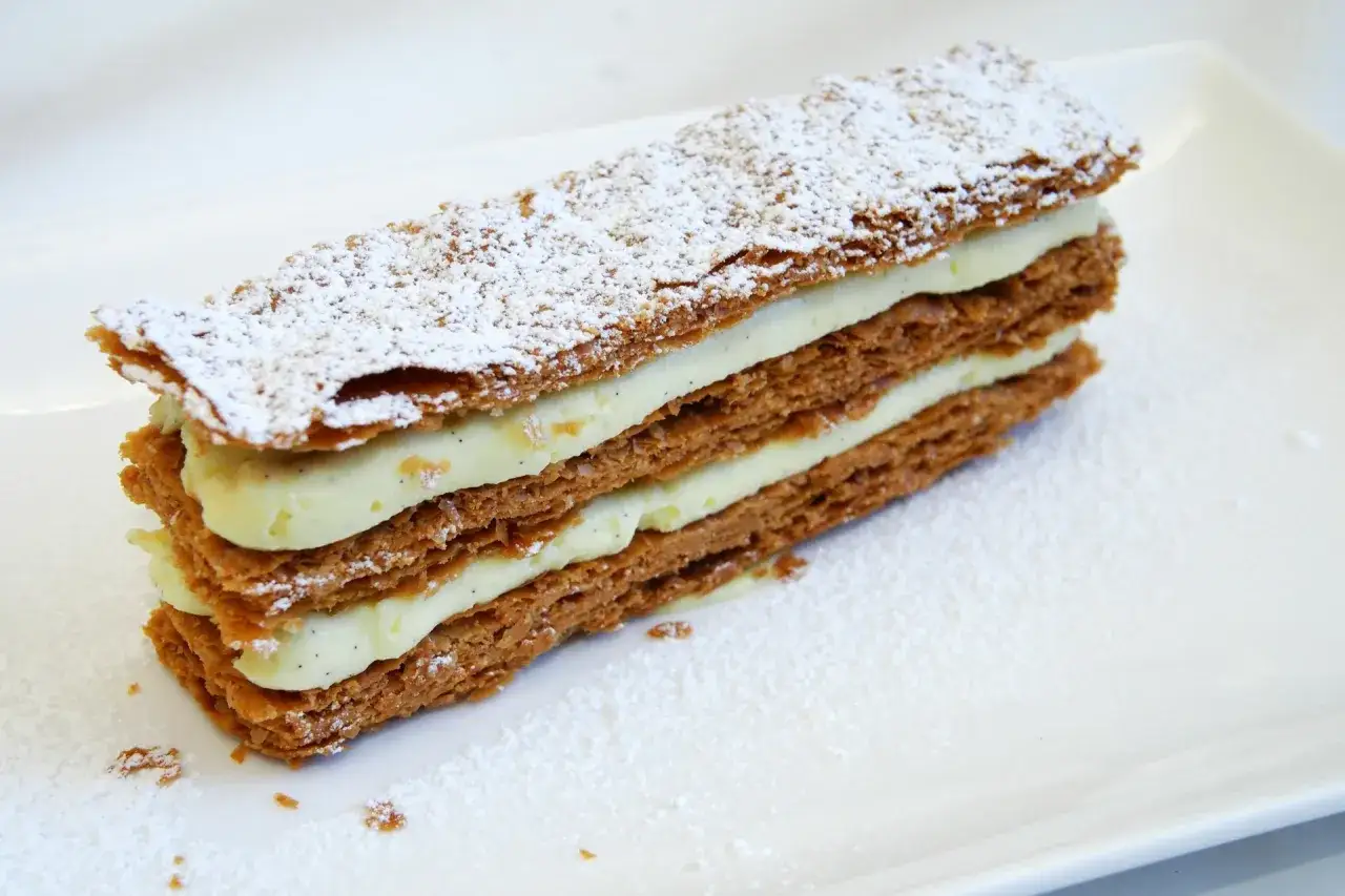Un d&eacute;licieux millefeuille, empil&eacute; de couches croustillantes et de cr&egrave;me p&acirc;tissi&egrave;re onctueuse, saupoudr&eacute; de sucre glace.