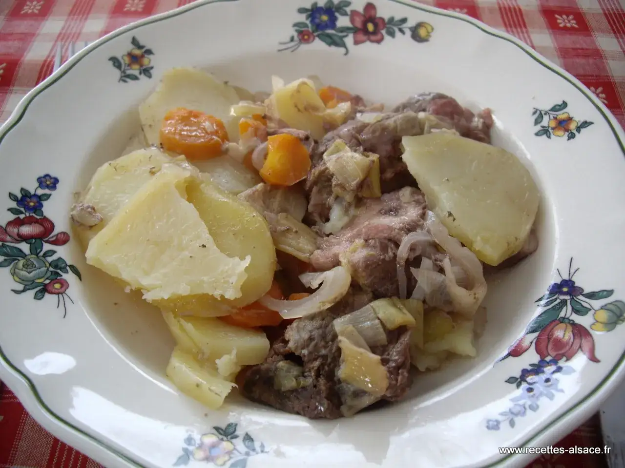 Un plat de baeckeoffe, savoureux mélange de viandes, pommes de terre et carottes. Quel vin avec baeckeoffe ? Un Pinot Gris d'Alsace serait parfait.