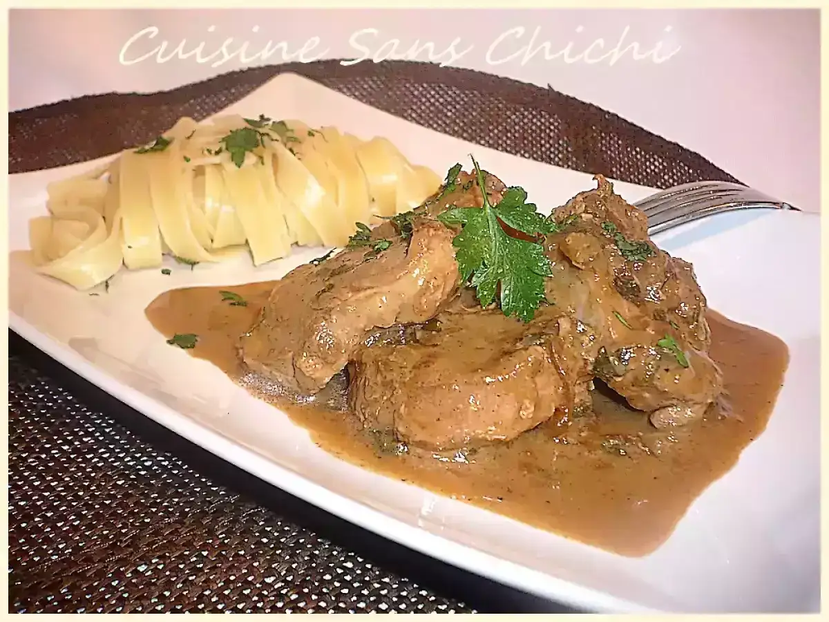 Délicieux filet mignon en sauce onctueuse, servi avec des pâtes fraîches et garni de persil. Un plat savoureux qui invite à la dégustation.