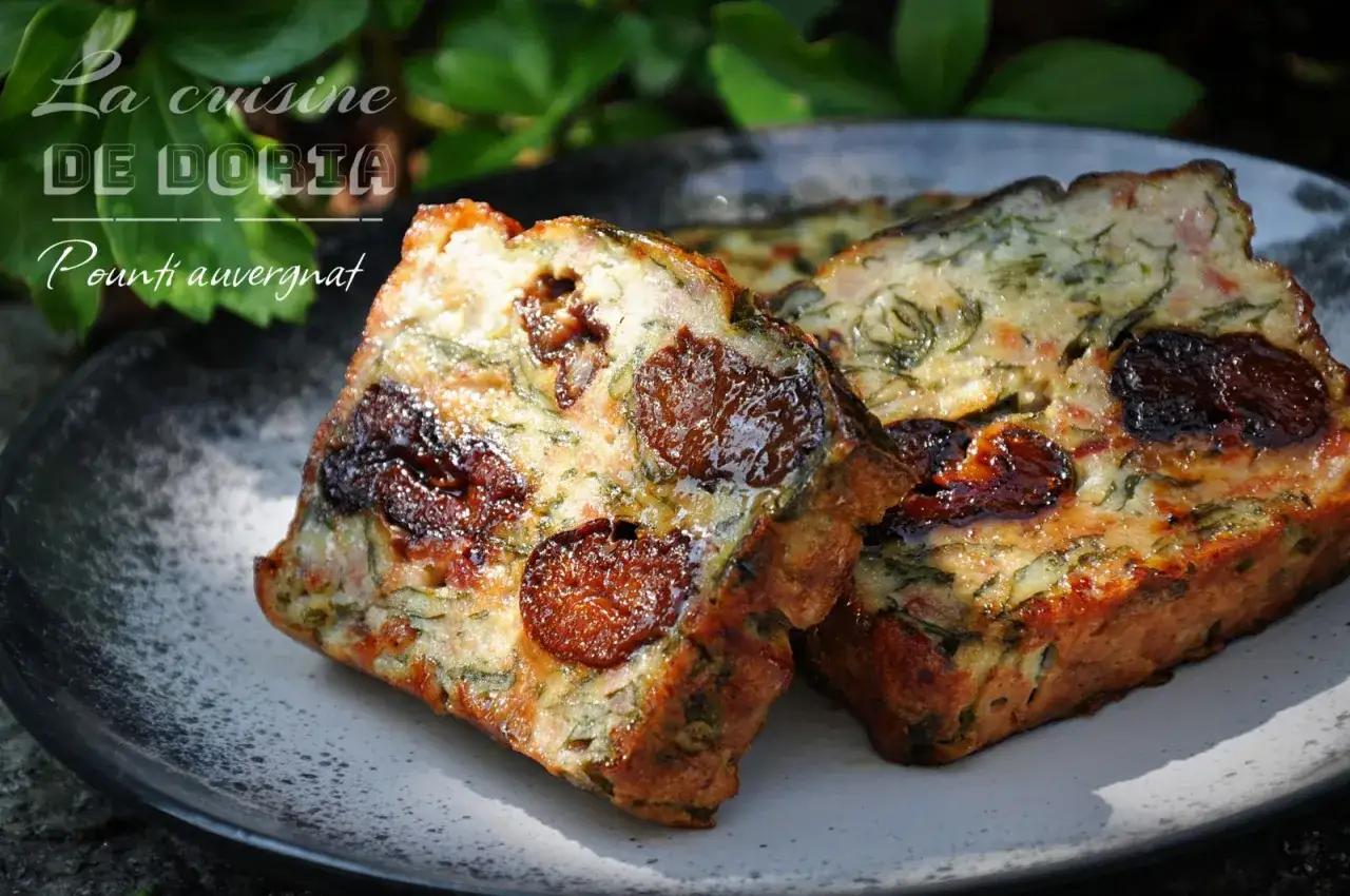 Tranches de pounti auvergnat, un plat traditionnel avec des pruneaux et des herbes, sur une assiette.