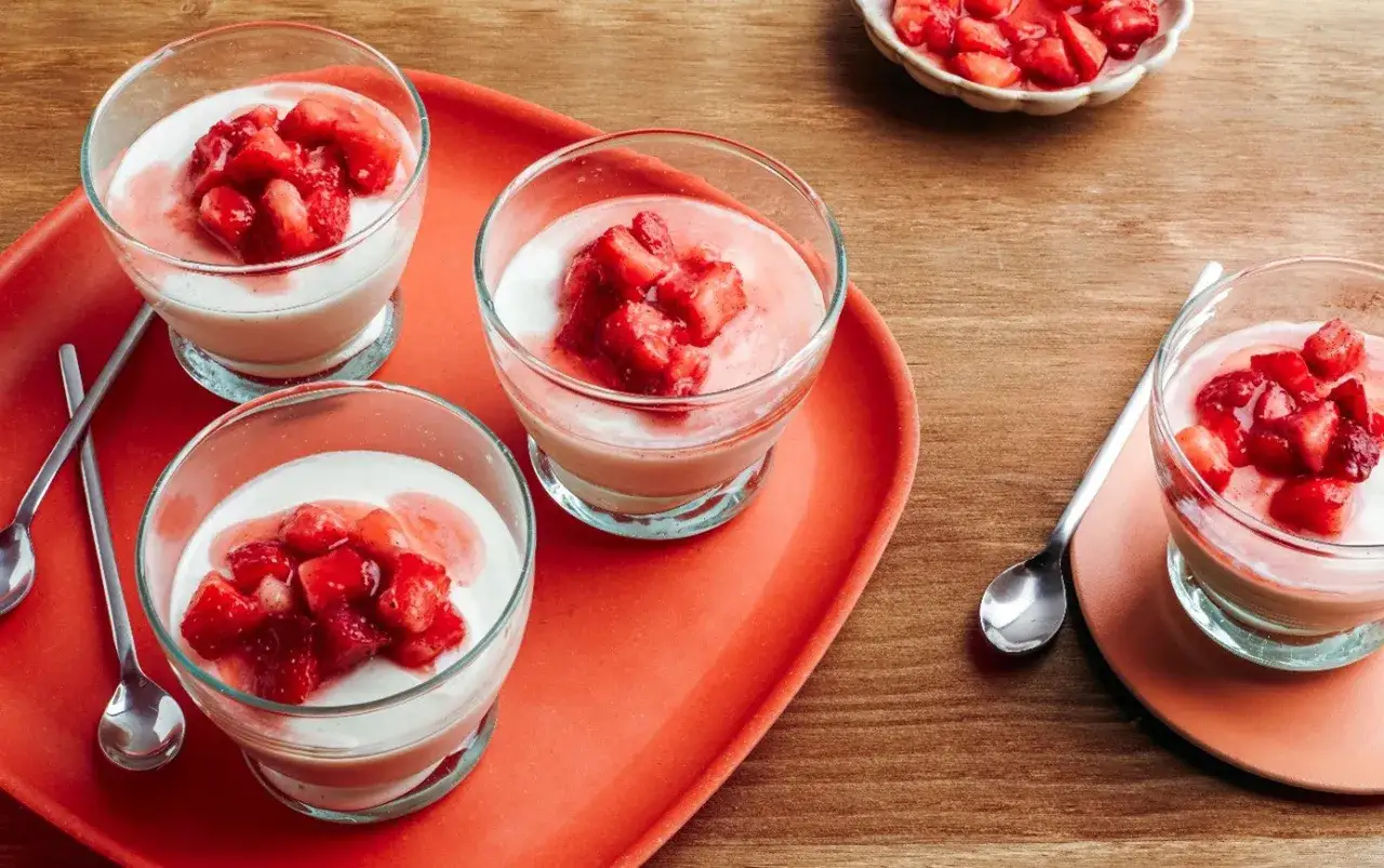 D&eacute;licieux panna cotta agar agar aux fraises, servis dans des verres sur un plateau orange.