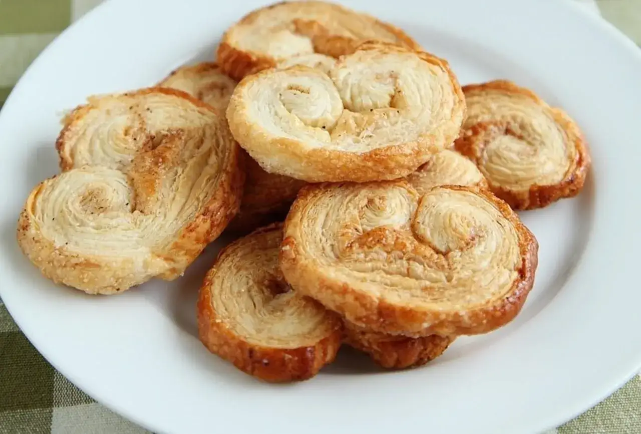 Une assiette de palmiers croustillants, parfaits pour une recette facile.
