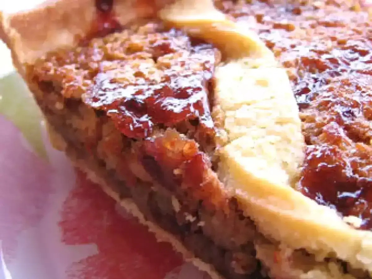 Tranche de tarte gourmande, garnie d'une g&eacute;n&eacute;reuse confiture de m&ucirc;res et de noix caram&eacute;lis&eacute;es. Un d&eacute;lice croustillant et fruit&eacute;.