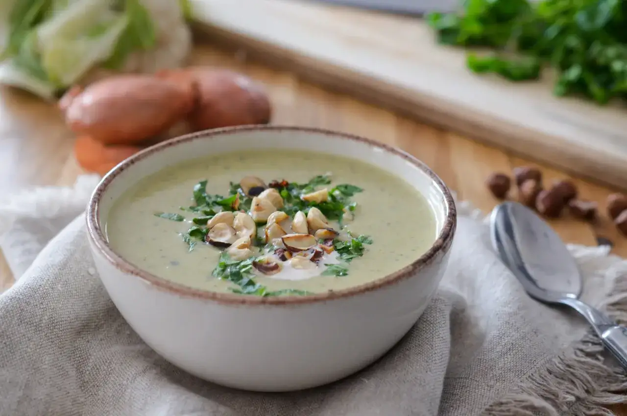 Velout&eacute; d'asperges chef &eacute;toil&eacute;, garni de noisettes grill&eacute;es et persil frais. Une touche de cr&egrave;me pour parfaire ce d&eacute;lice.