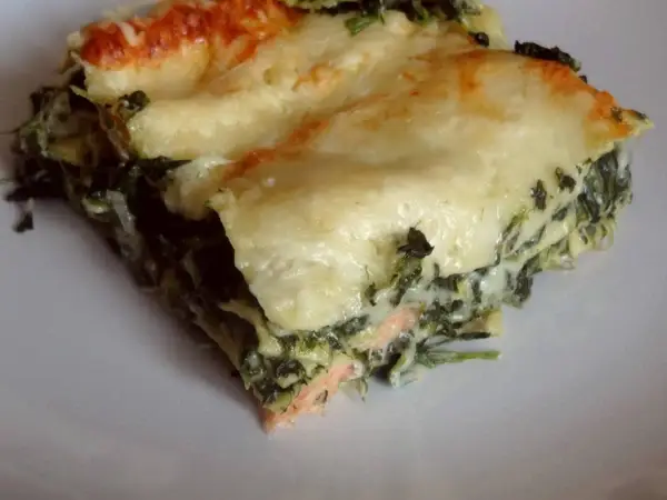 Part de lasagne saumon épinard béchamel, gratinée et savoureuse. Une recette parfaite pour un repas réconfortant.