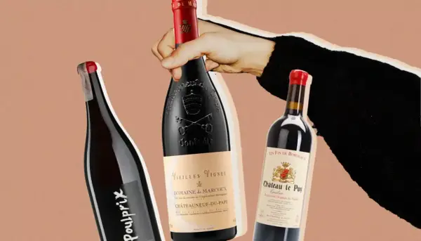 Trois bouteilles de vin rouge, dont un Châteauneuf-du-Pape, prêtes à être dégustées. Un choix parfait pour le meilleur vin français.